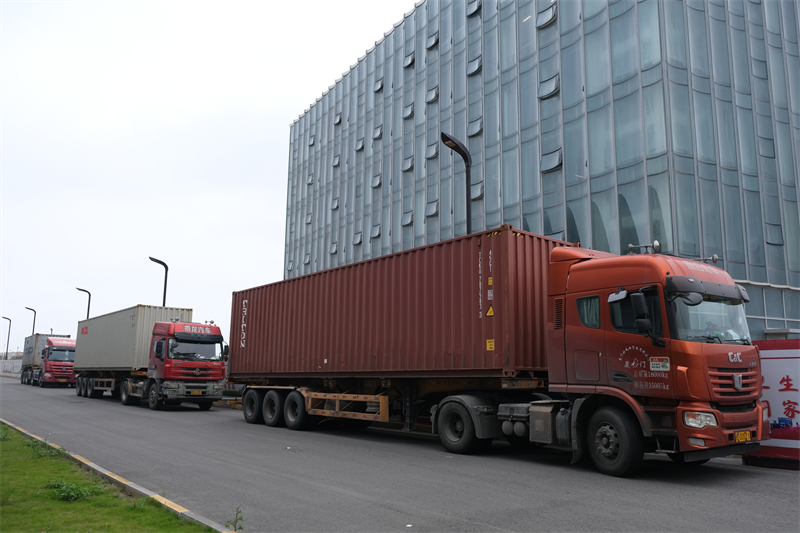 Stroji za izdelavo opeke QGM, poslani na Bližnji vzhod, pomagajo regionalnemu gradbeništvu narediti nov korak naprej