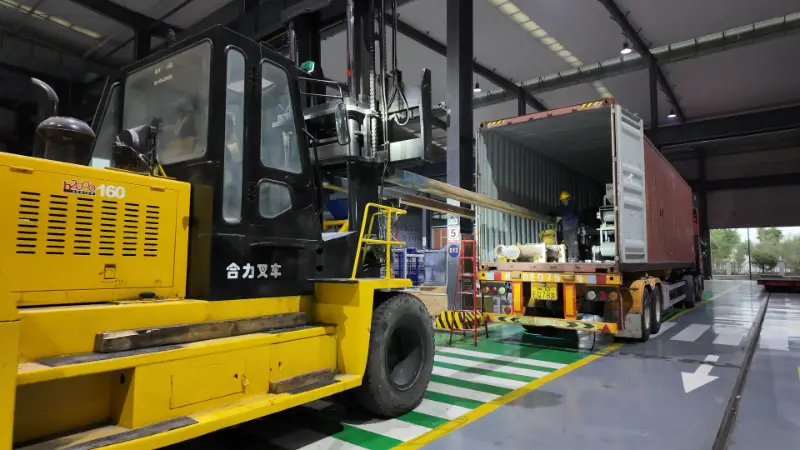 Masivne ladje nosijo zaupanje in inteligentno izdelana oprema se odpravlja na destinacije po vsem svetu.