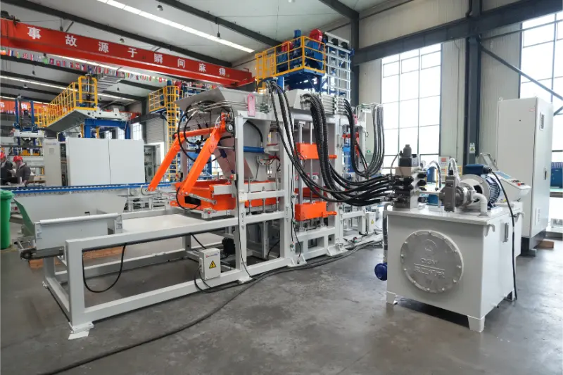 Popolnoma avtomatska proizvodna linija QT6 podjetja Quangong Machinery Co., Ltd. omogoča visoko donosno proizvodnjo opeke iz trdnih odpadkov.