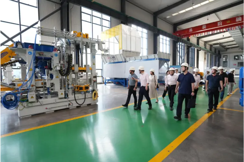 Uradniki iz oddelka za industrijo in informacijsko tehnologijo province Fujian obiščejo Quangong Machinery Co., Ltd. za pregled in usmerjanje