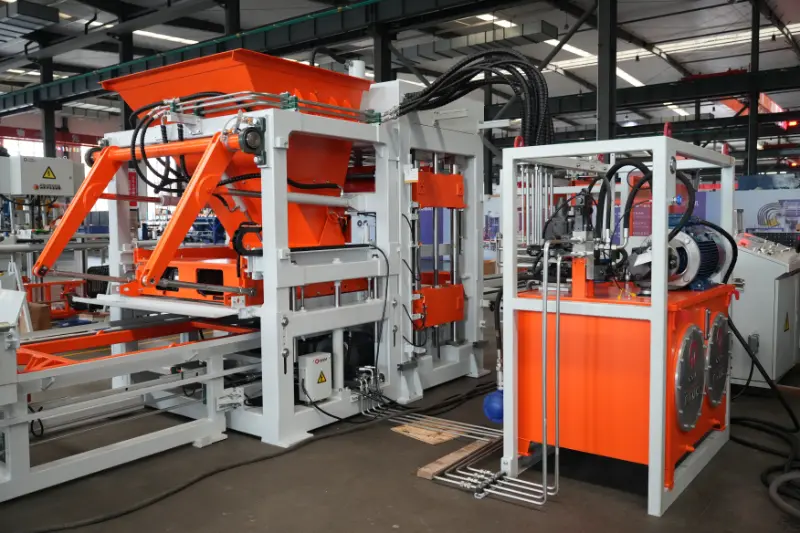 Pametna in učinkovita, ki povečuje kakovost in produktivnost: Nova proizvodna linija QT10 za izdelavo opek Quangong Machinery Co., Ltd.